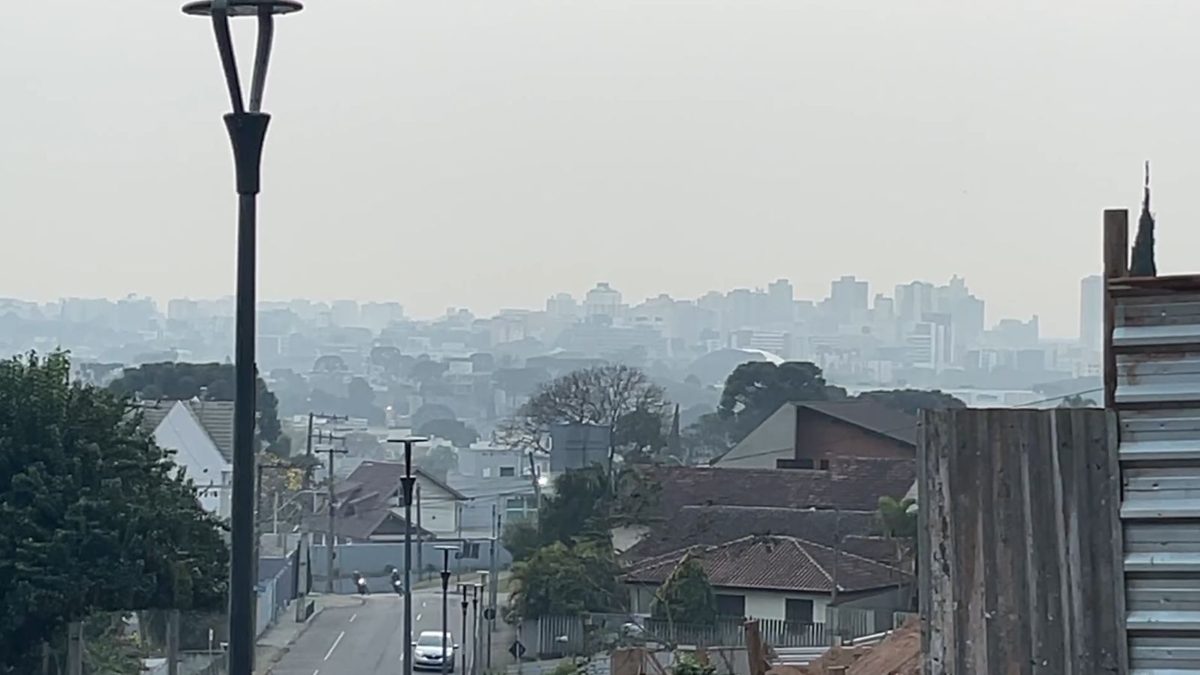 Nuvem de fumaça cobre o Paraná, prejudica o ar e esconde o céu azul em várias cidades