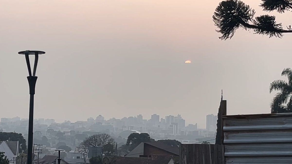 Nuvem de fumaça cobre o Paraná, prejudica o ar e esconde o céu azul em várias cidades