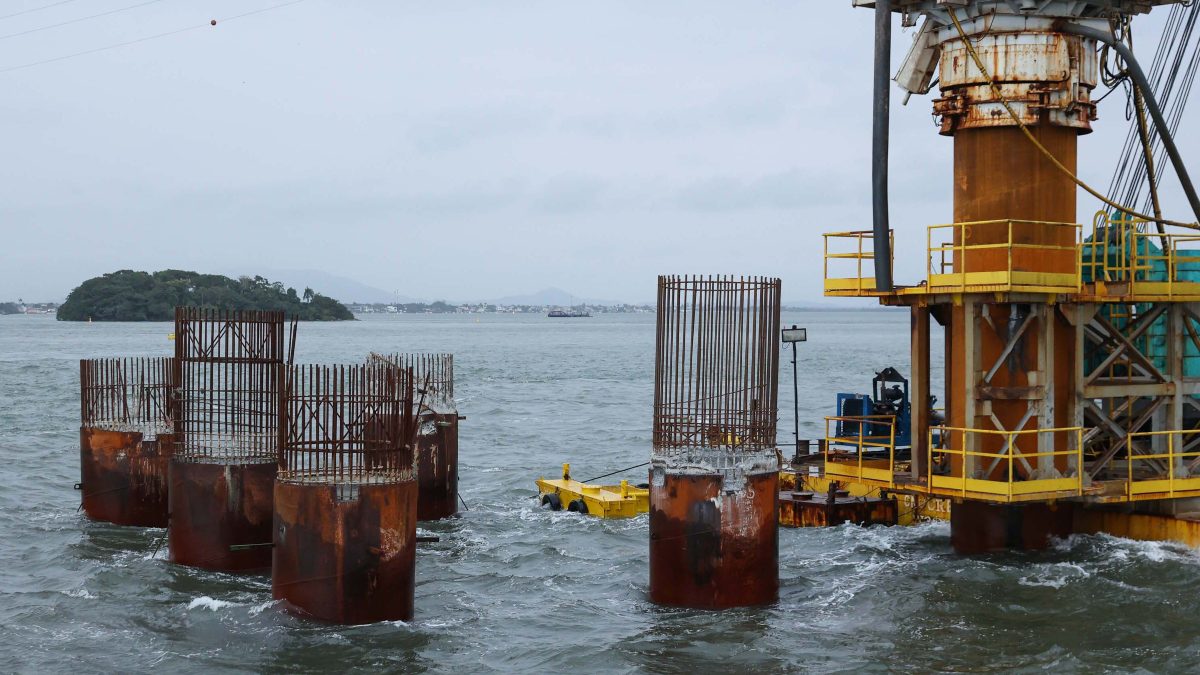 As obras na Ponte de Guaratuba podem ser acompanhadas em tempo real por qualquer pessoa interessada no andamento da construção. De acordo com o Departamento de Estradas de Rodagem do Paraná (DER/PR), forma disponibilizadas duas câmeras, que transmitem ao vivo os trabalhos no canteiro de obras. As câmeras podem ser acessadas pelo site oficial da obra.