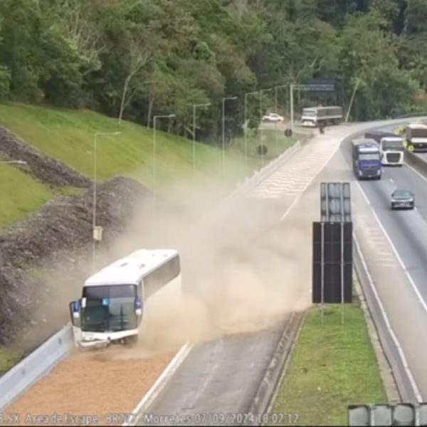 Um idoso morreu em um grave acidente na BR-373, em Ponta Grossa, nos Campos Gerais do Paraná, na tarde de segunda-feira (29). Segundo a Polícia Rodoviária Federal (PRF), o carro dirigido pela vítima fatal foi atingido por um ônibus quando tentava fazer o retorno na rodovia. Apesar da forte colisão, os passageiros do ônibus, que pertence à Prefeitura de Apucarana, no norte do estado, não se feriram no acidente. Eles retornavam à cidade após fazerem consultas e exames médicos em Curitiba.