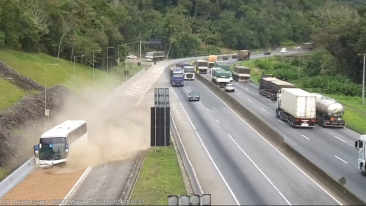 Motorista de ônibus salva passageiros ao acessar área de escape na BR-277 