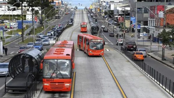 Ocupações irregulares e falta de moradias gera embates em debate de Curitiba