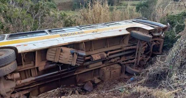 Motorista morre após invadir contramão e bater contra caminhão-tanque no PR