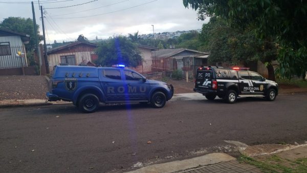 Quatro estudantes de uma escola da rede pública de ensino, em Guaratuba, no litoral paranaense, viveram momentos de pânico no início da manhã desta sexta-feira (27). Eles foram surpreendidos por um homem armado quando chegavam para a aula, por volta das 6h40, na rua José Nicolau Abagge. Após ficarem na mira do assaltante, os estudantes entregaram seus celulares para o suspeito, que fugiu em seguida.