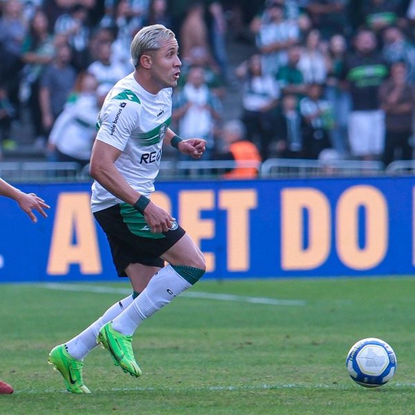 Técnico Jorginho, do Coritiba, comanda treino no CT da Graciosa