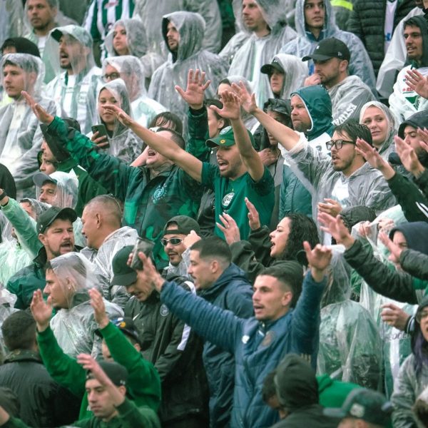 Slimani comemora primeiro gol pelo Coritiba