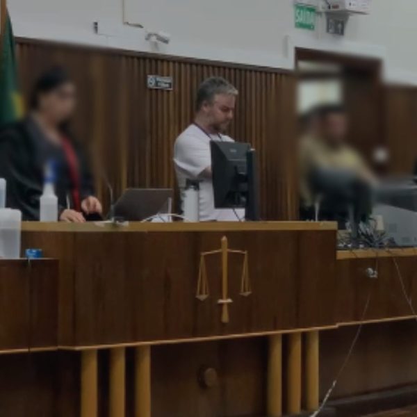 O Tribunal do Júri de Ponta Grossa, nos Campos Gerais do Paraná, condenou a 22 anos e 2 meses de reclusão um idoso denunciado pelo Ministério Público do Paraná (MPPR) por matar a própria neta que tentou defender a mãe. Além disso, ele também foi condenado a 7 meses e 3 dias de detenção pelas agressões contra a filha.