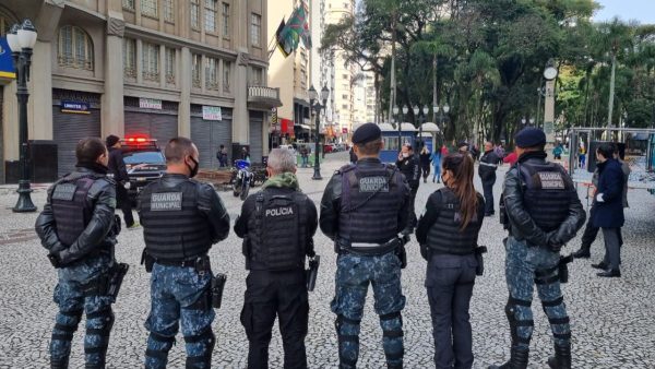 Metrô em Curitiba é pauta em debate entre candidatos à prefeitura