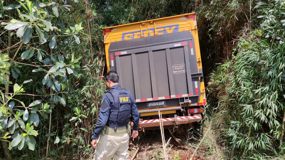 Em uma ação conjunta, a Polícia Rodoviária Federal (PRF) e a Polícia Federal (PF) apreenderam um caminhão pertencente a uma empresa que presta serviços aos Correios, transportando quase duas toneladas de maconha. A apreensão aconteceu na BR-277, nas proximidades de uma praça de pedágio desativada, em Cascavel, no oeste do Paraná.