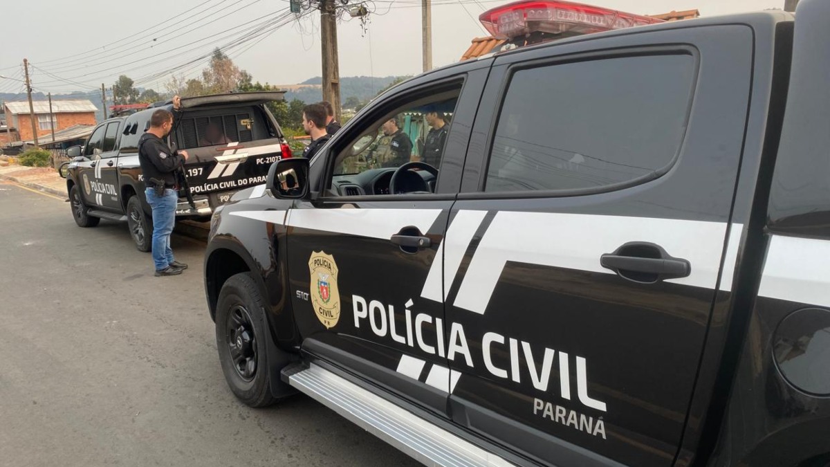 A Polícia Civil do Paraná (PCPR) prendeu quatro suspeitos de participação no homicídio de Andreia Cristina Madureira Martins, ocorrido no dia 10 de agosto, em Ponta Grossa, nos Campos Gerais do Paraná. De acordo com as investigações, essas pessoas teriam se unido para cometer o crime, em um trailer de lanches onde a vítima trabalhava. A PCPR agora investiga a possível relação do grupo criminoso com a morte de Fernanda Franco dos Santos, prima da Andreia, assassinada no sábado (31).