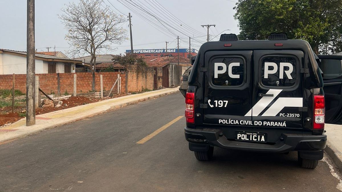 A Polícia Civil do Paraná (PCPR), com a colaboração da Polícia Militar, prendeu em Ponta Grossa um dos suspeitos de matar um casal, no início de setembro. Conforme as investigações, o jovem de 26 anos já responde pela morte do irmão de uma das vítimas, em crime ocorrido em 2019. Além disso, ele era procurado por uma tentativa de homicídio ocorrida no dia 28 de agosto deste ano. 