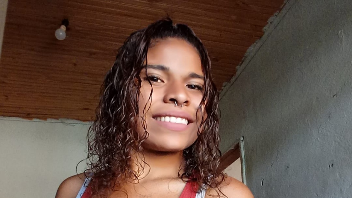 A Justiça decretou a prisão preventiva do suspeito de matar a jovem Larissa Stefany Batista Vieira, de 21 anos, em Sarandi, no norte do Paraná, em julho deste ano. O mandado de prisão foi expedido depois que a Polícia Civil do Paraná (PCPR) concluiu que Wellington Kauan Porretassi de Melo, o marido da vítima, atirou no rosto de Larissa e tentou forjar uma situação de suicídio.