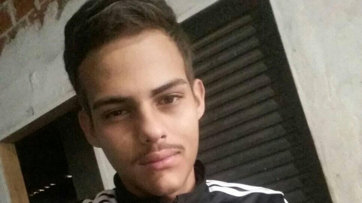 A Justiça decretou a prisão preventiva do suspeito de matar a jovem Larissa Stefany Batista Vieira, de 21 anos, em Sarandi, no norte do Paraná, em julho deste ano. O mandado de prisão foi expedido depois que a Polícia Civil do Paraná (PCPR) concluiu que Wellington Kauan Porretassi de Melo, o marido da vítima, atirou no rosto de Larissa e tentou forjar uma situação de suicídio.