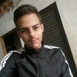 A Justiça decretou a prisão preventiva do suspeito de matar a jovem Larissa Stefany Batista Vieira, de 21 anos, em Sarandi, no norte do Paraná, em julho deste ano. O mandado de prisão foi expedido depois que a Polícia Civil do Paraná (PCPR) concluiu que Wellington Kauan Porretassi de Melo, o marido da vítima, atirou no rosto de Larissa e tentou forjar uma situação de suicídio.