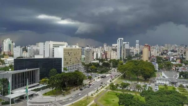 Previsão do tempo: Paraná tem alerta para chuva de granizo e ventos de até 100km/h