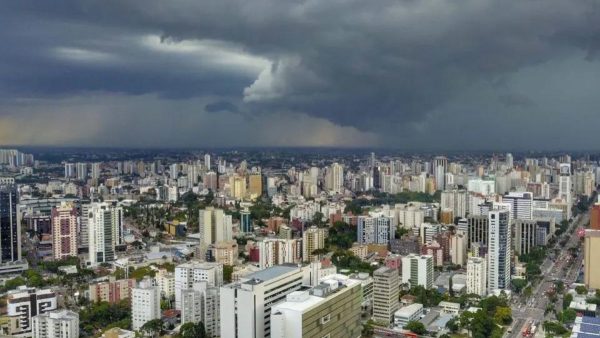 Frente fria traz risco de temporal e rajadas de vento de 50 km/h no Paraná