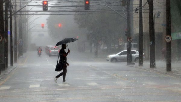 nuvem prateleira, ou shelf cloud, ou Cumulonimbus em cimda da cidade de Chapecó (SC)