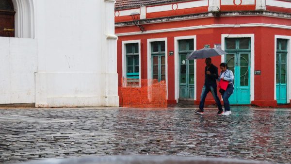 Uma frente fria se aproxima do Paraná, junto com os temporais