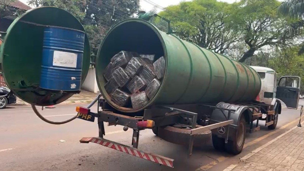 A Polícia Rodoviária Federal (PRF) apreendeu um caminhão-pipa carregado com cerca de 5 toneladas de maconha, em Ouro Verde do Oeste, no oeste do Paraná, na manhã desta sexta-feira (20). Conforme as primeiras informações da PRF, o veículo estava caracterizado como pertencente a uma empresa que presta serviços para a Sanepar. De acordo com os policiais, esse disfarce foi adotado para enganar a fiscalização.