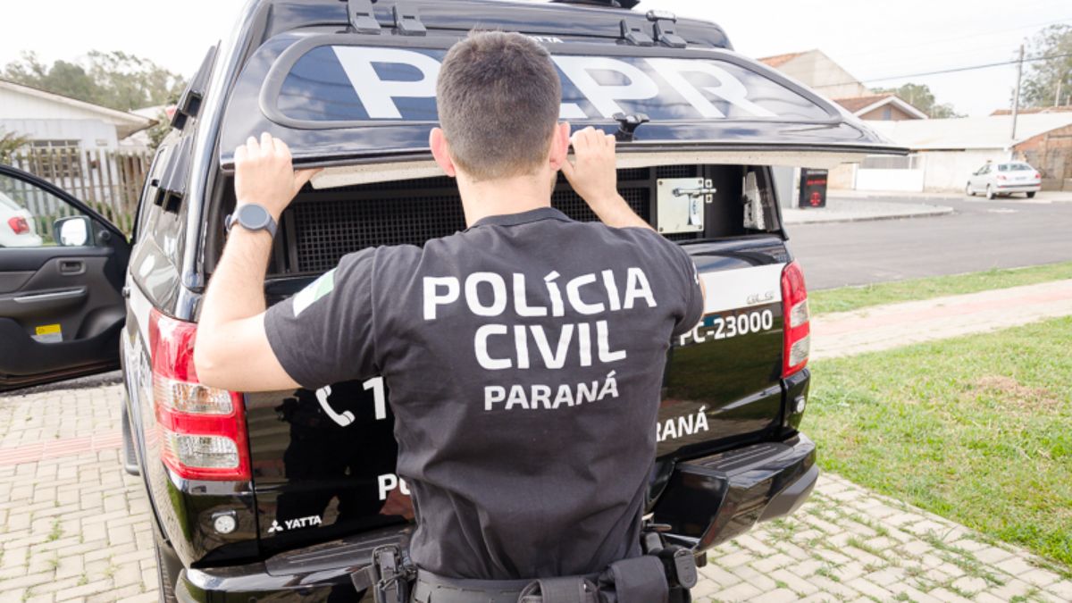 A Polícia Civil do Paraná (PCPR) prendeu um professor da rede municipal de ensino de Colombo, Região Metropolitana de Curitiba, investigado pela prática de estupro de vulnerável. Conforme a polícia, o homem, de 50 anos, que foi detido no domingo (29), é suspeito de assediar e abusar sexualmente de duas alunas