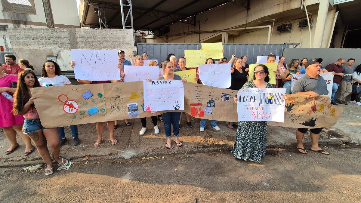 Um professor da rede estadual de ensino foi afastado das funções por determinação judicial após denúncias de importunação e assédio sexual a alunas, em Califórnia, no norte do Paraná, na quinta-feira (12). Após o afastamento, dezenas de pais se reuniram em frente ao Colégio Estadual Talita Bresolin para protestar contra o professor e a direção da escola.