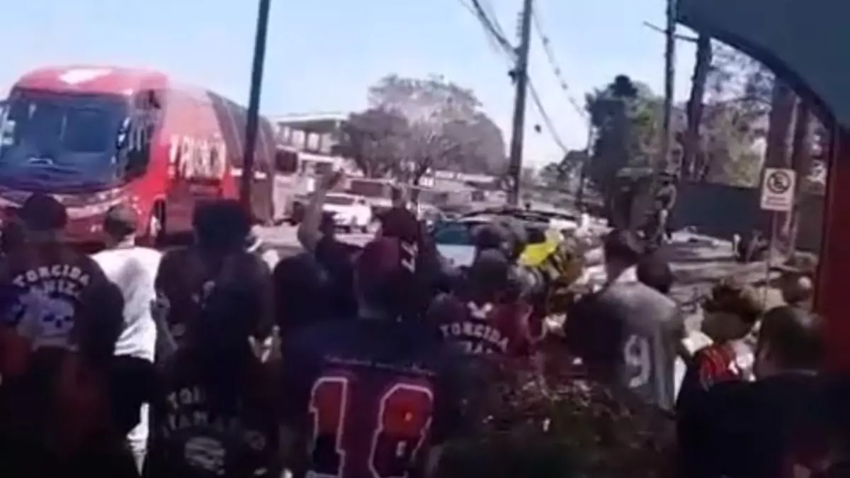 Torcida do Athletico realiza protesto