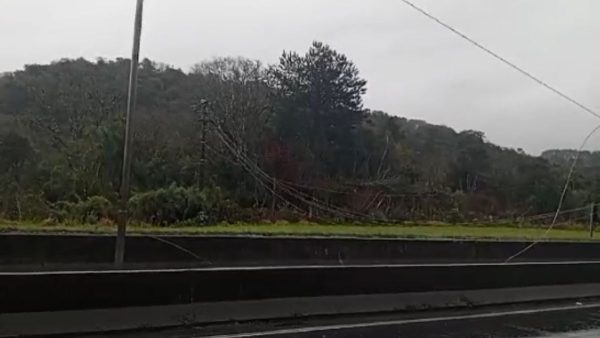 Forte temporal deixa 73 mil imóveis sem energia elétrica no Paraná neste sábado