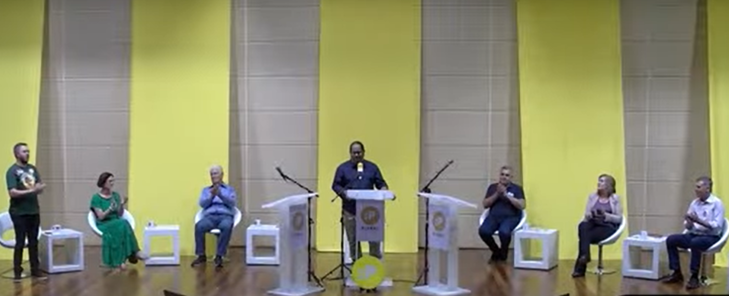 Debate com candidatos de Curitiba é marcado por ausências; veja como foi