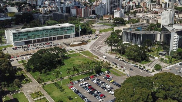 Uma operação da Polícia Rodoviária Federal (PRF) frustrou uma tentativa de saque a veículos na BR-277, em Nova Laranjeiras, na região central do Paraná, na noite de sábado (28). De acordo com a PRF, um grupo de indígenas cortou duas árvores para bloquear o tráfego na rodovia. Em seguida, esse mesmo grupo teria derrubado uma carga de farelo de soja de um caminhão sobre a pista, para impedir definitivamente a passagem dos veículos.