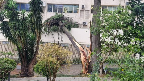 Uma frente fria se aproxima do Paraná, junto com os temporais