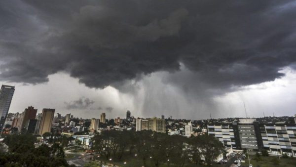 Frente fria traz risco de temporal para o Paraná. Instabilidades marcam a semana no estado