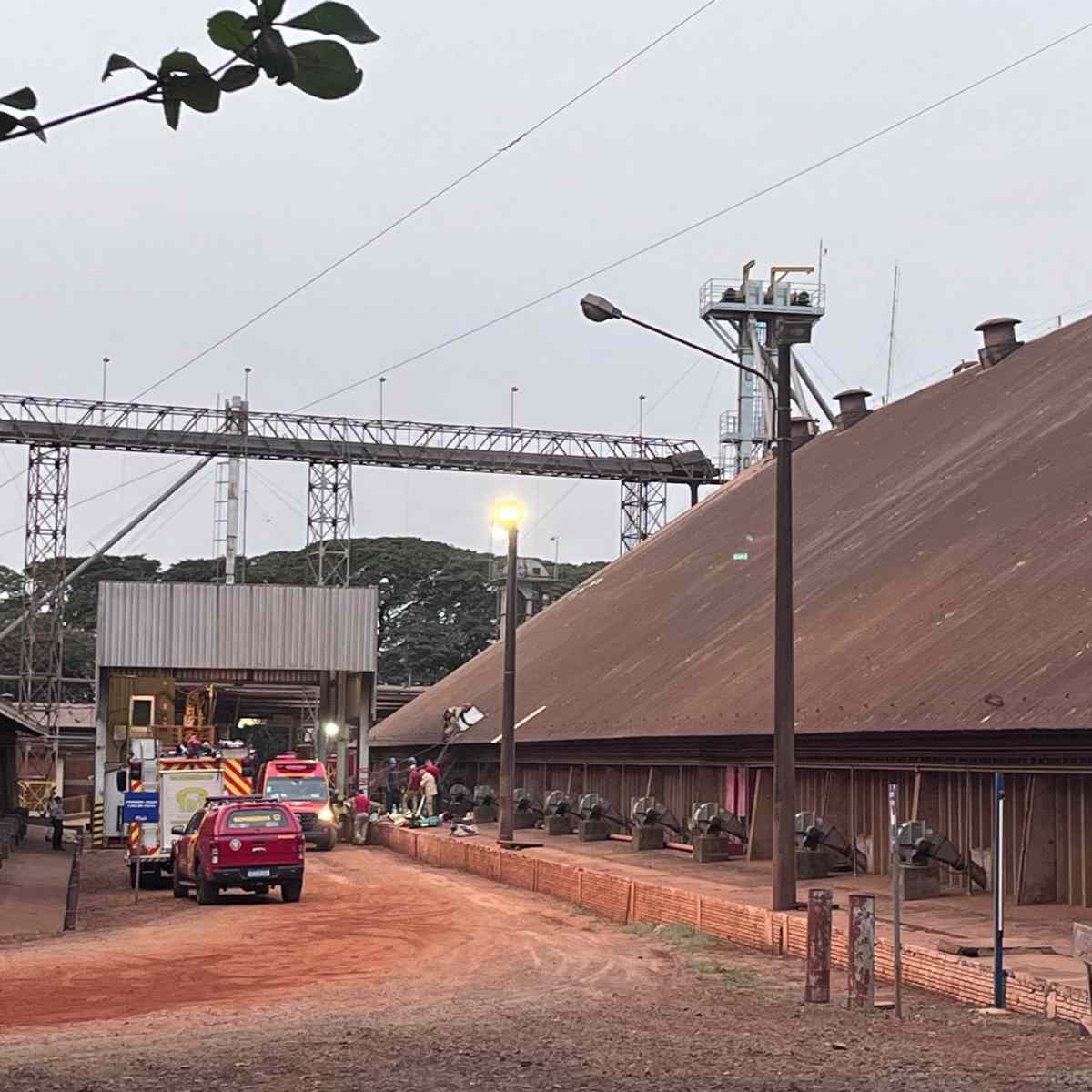 Último trabalhador é resgatado após ficar 9h soterrado em silo de grãos em Maringá