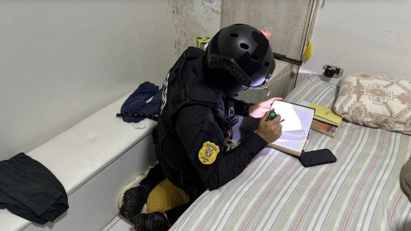 O pedreiro que encontrou um recém-nascido abandonado dentro de uma sacola, em frente à obra em que trabalha, em Campo Mourão, no centro-oeste do Paraná, afirmou ter aumentado a sua fé em Deus após essa experiência emocionante. Bastante emocionado, Elizeu Rodrigues, de 64 anos, contou que deseja um futuro brilhante para o bebê que ajudou a salvar.