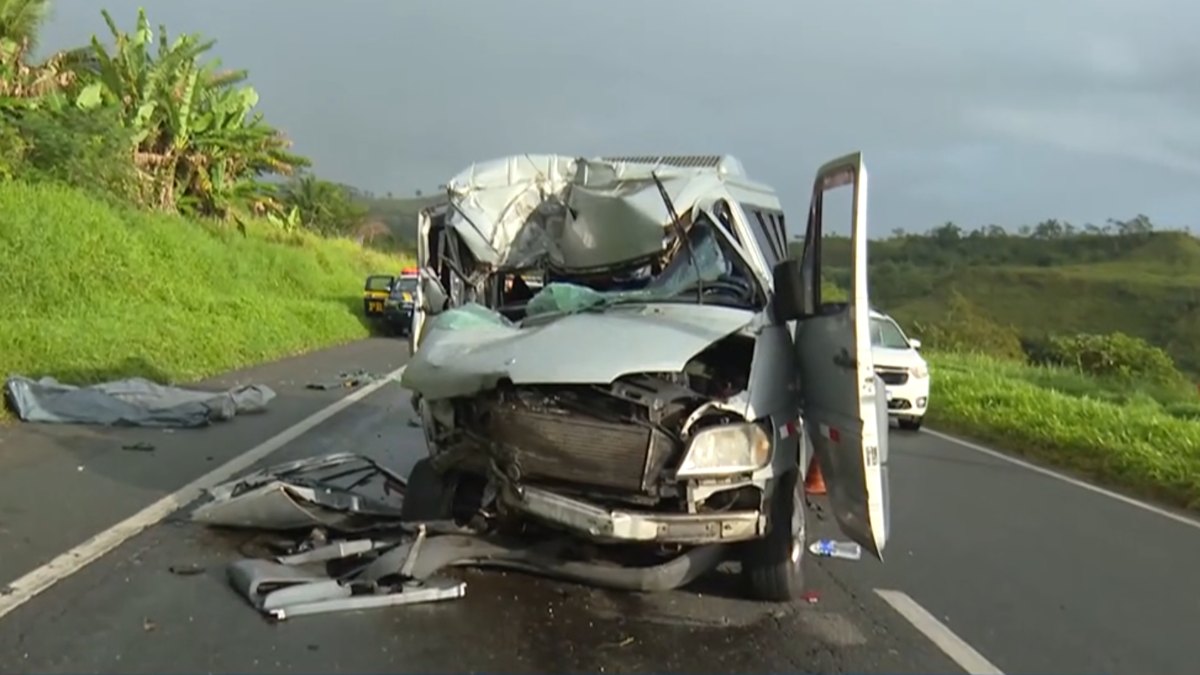 Três mulheres morrem em acidente entre carreta e van que transportava pacientes