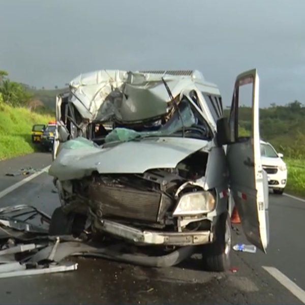 Motorista derruba quatro postes após sofrer apagão em Curitiba; veja o vídeo