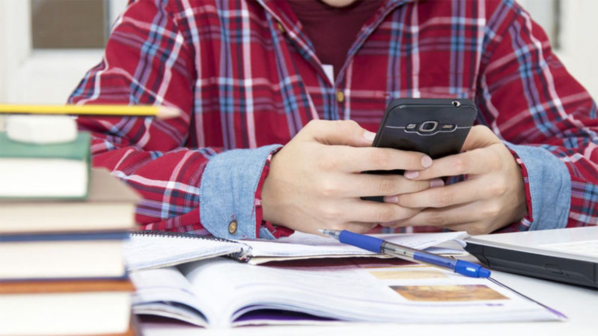 Professores debatem uso de celular nas escolas no RIC Notícias Opinião
