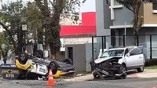 Um acidente em um parque de diversões feriu três crianças em Maringá, no norte do Paraná, no domingo (18) à noite. Elas estavam em um brinquedo que descarrilou e tombou parcialmente. De acordo com o Corpo de Bombeiros, as três crianças tiveram apenas ferimentos leves e foram atendidas no próprio local.