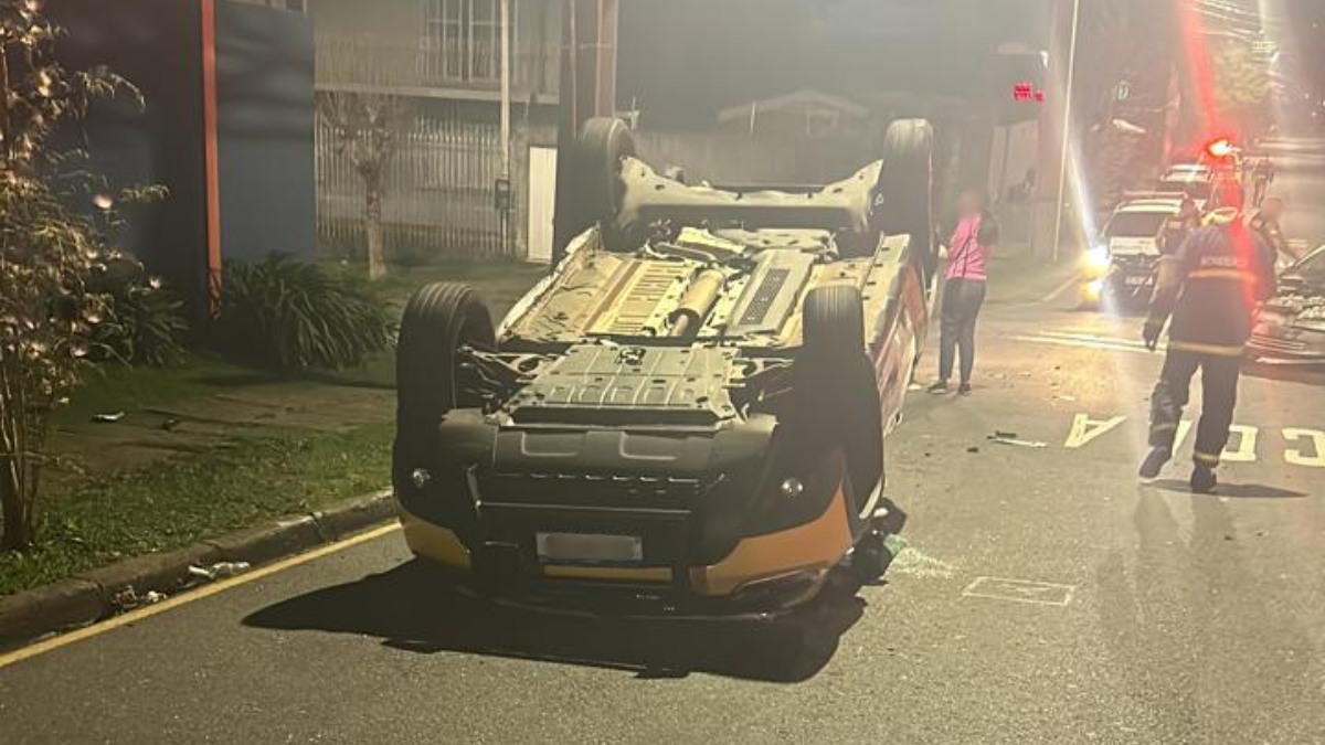 Uma viatura da Polícia Militar do Paraná (PMPR) capotou após colidir contra um carro, que avançou a preferencial, no bairro Santa Quitéria, na madrugada deste domingo (8). Um dos dois policiais que estavam no veículo precisou ser encaminhado a um hospital. O outro policial sofreu apenas ferimentos leves. Já a motorista que causou o acidente não se feriu.