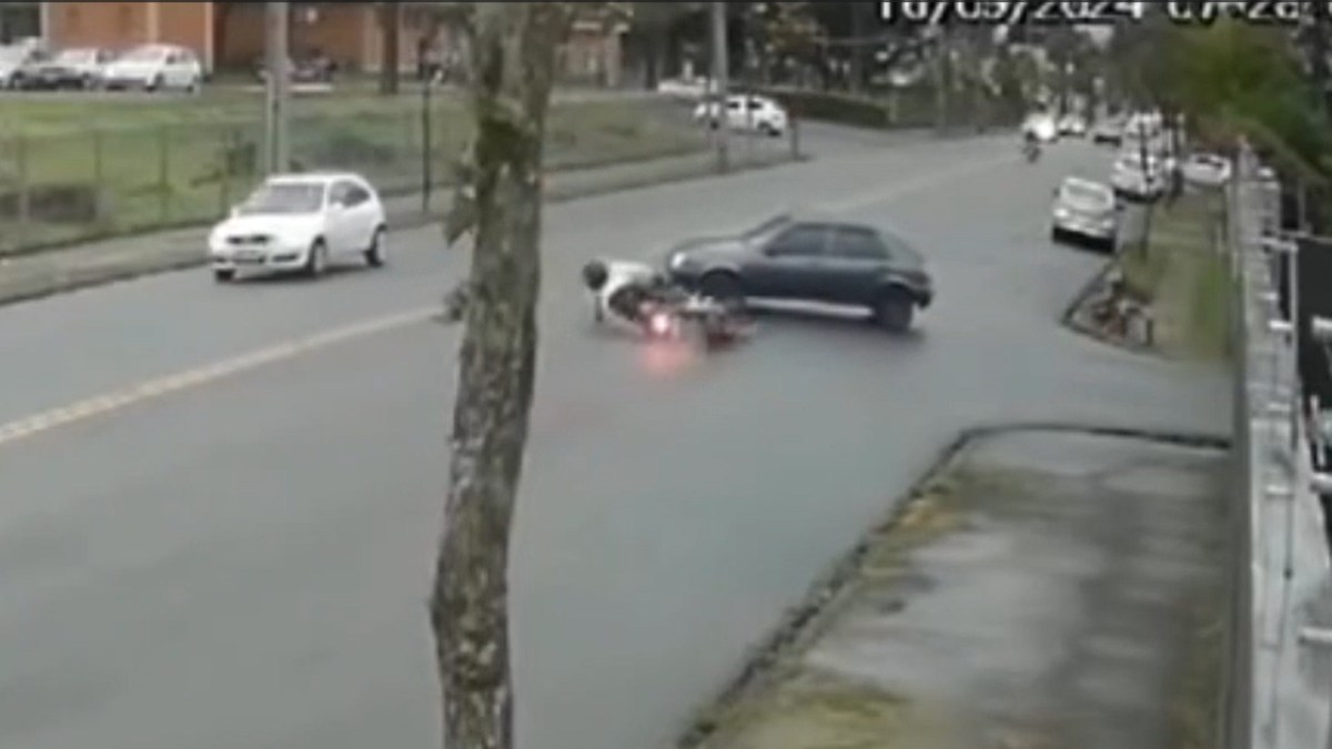 Vídeo mostra acidente entre carro e motocicleta no bairro Bacacheri, em Curitiba