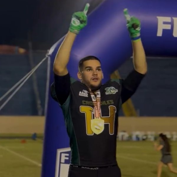 Um motociclista morreu após um grave acidente no bairro Campo Comprido, na noite de sábado (21). O jovem identificado como Henrique Jurandir da Silva, 26 anos, foi reanimado pelas equipes do Corpo de Bombeiros por mais de uma hora, mas morreu ao chegar ao hospital. Ele trabalhava como motoboy em uma pizzaria no bairro São Braz e voltava de uma entrega quando foi atingido de frente por um Peugeot 208 que realizou uma conversão pela contramão da rua. O acidente foi registrado por uma câmera de segurança, que captou toda a dinâmica da colisão