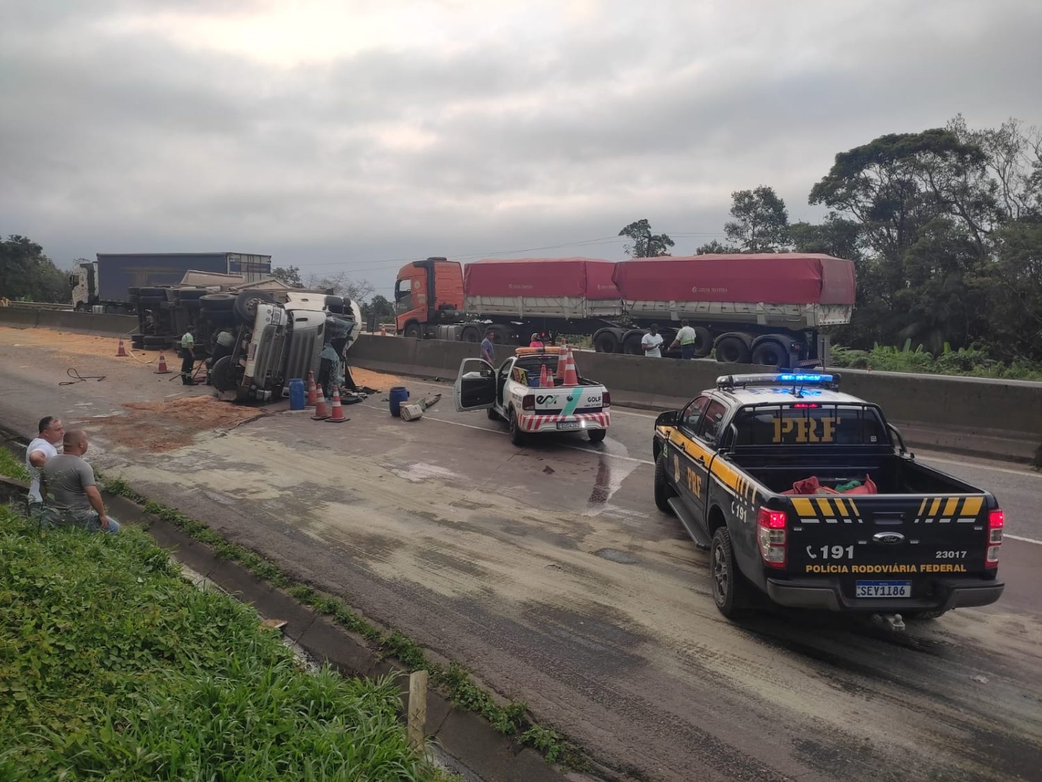 Caminhão com milho tomba e interdita BR-277 no Paraná