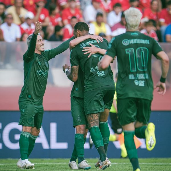 Atacante do Coritiba, Lucas Ronier disputa a bola em jogo contra o Paysandu