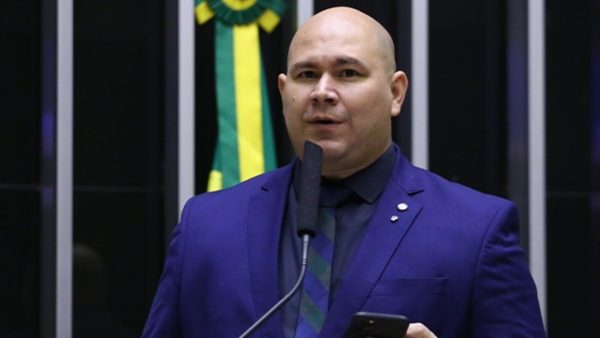 O governador de São Paulo, Tarcísio de Freitas (Republicanos), afirmou neste domingo (27), que a inteligência do Governo interceptou mensagens do Primeiro Comando da Capital (PCC) incentivando votos no candidato Guilherme Boulos (PSOL) à Prefeitura de São Paulo. Tarcísio não apresentou provas ou se aprofundou sobre o assunto. Em resposta, a campanha de Boulos entrou com ação de investigação judicial eleitoral para apurar abuso de poder político e uso indevido dos veículos de comunicação social pela manifestação do governador.