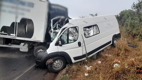 Caminhão tomba e derruba poste na Grande Curitiba