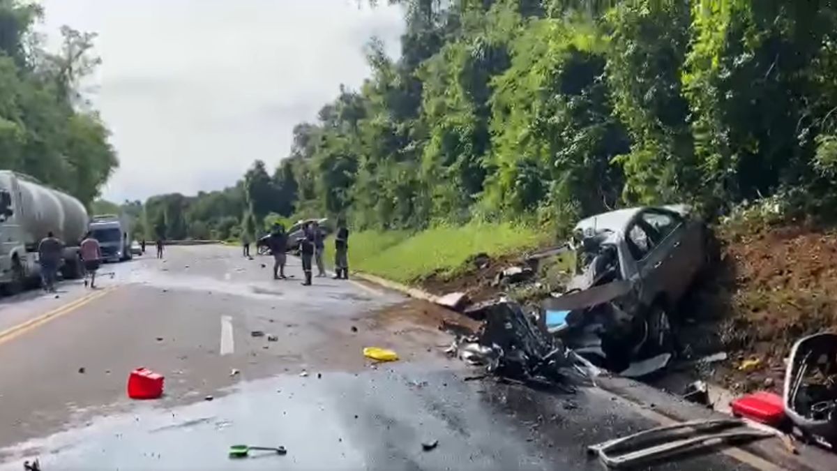 Grave acidente com 2 carros e caminhão deixa um pessoa morta e interdita BR-277 