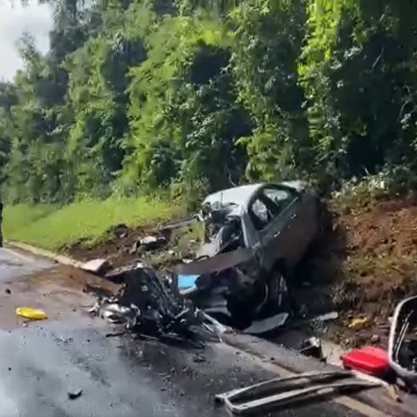 Acidente entre carro e caminhão deixa três feridos graves e interrompe tráfego na Rodovia do Xisto, na Lapa