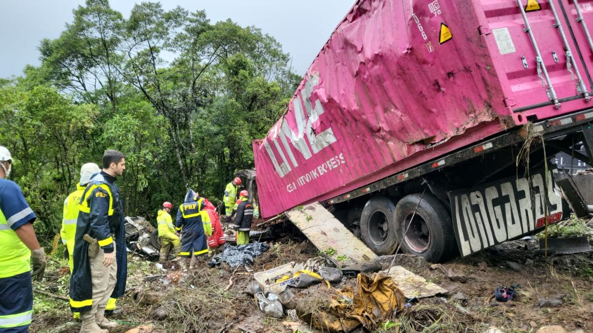 Corpo de Bombeiros confirma nove mortos em acidente na BR-376