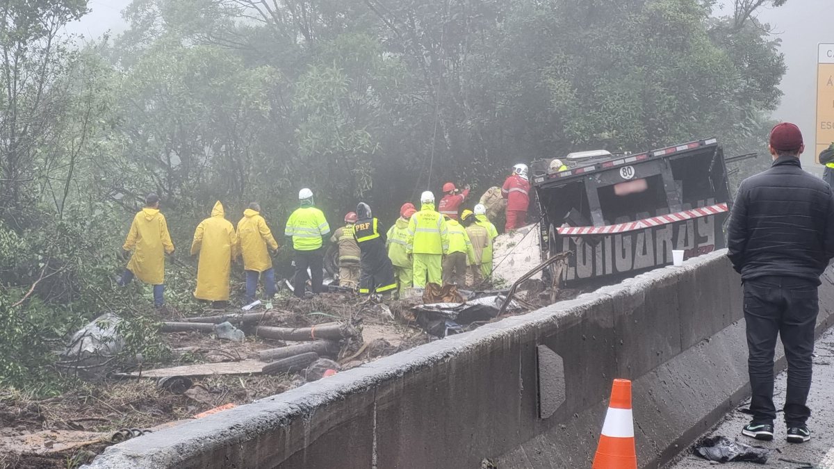 Local de acidente na BR-376 possui neblina e chuva na manhã desta segunda-feira (21)