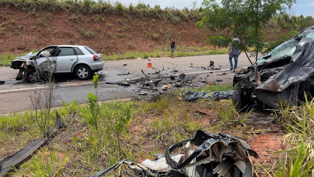 Acidente entre Audi e Voyage deixa três mortos na BR-487, no Paraná