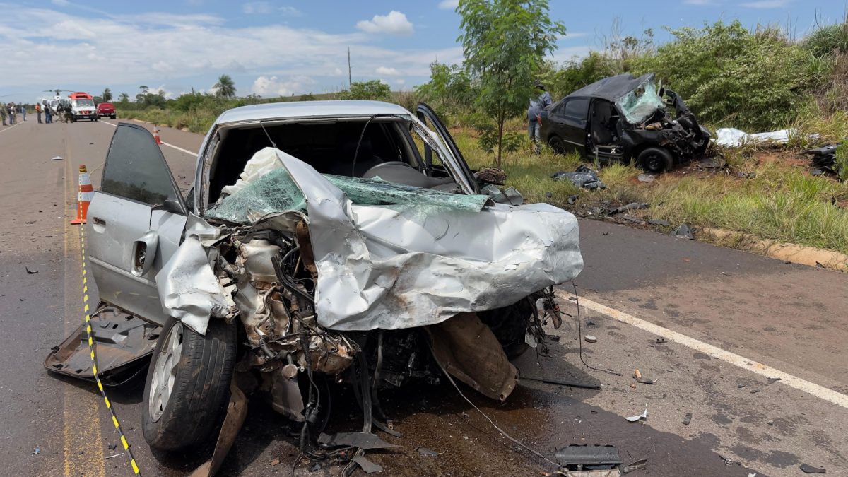 Acidente entre Audi e Voyage deixa três mortos na BR-487, no Paraná